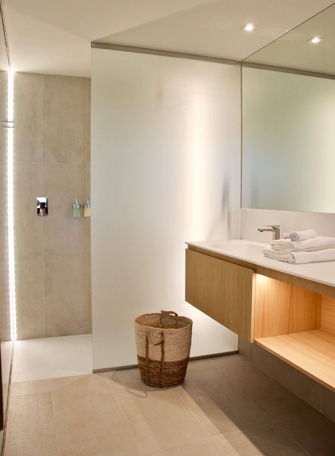 Standard-room-bathroom-la-ciguena-cancelada-estepona-marbella-BB