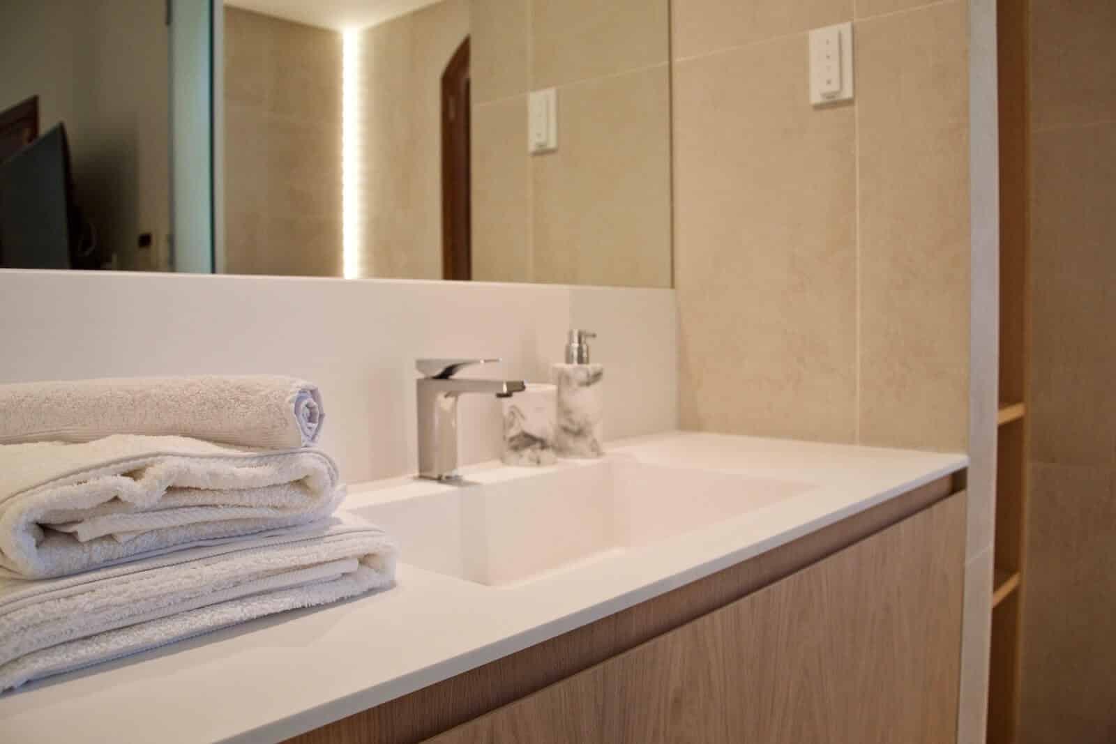 Standard-room-bathroom-la-ciguena-cancelada-estepona-marbella-BB-focus